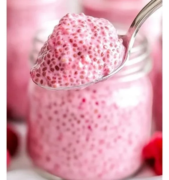 Ein köstlicher Chia Pudding mit frischen Früchten und Nüssen.
