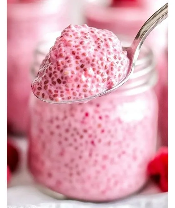 Ein köstlicher Chia Pudding mit frischen Früchten und Nüssen.