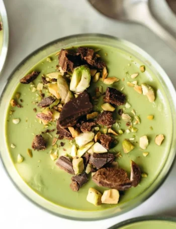Chocolate Hazelnut Matcha Pudding in einer Schüssel mit Nüssen und Matcha-Pulver dekoriert.