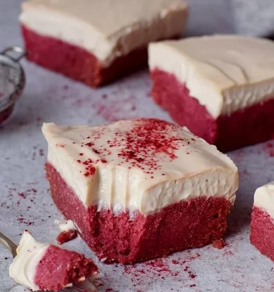 Cremiger Red Velvet Kuchen mit einem hübschen roten Farbton und Sahneglasur.
