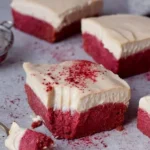 Cremiger Red Velvet Kuchen mit frostiger Glasur und dekorativen Details