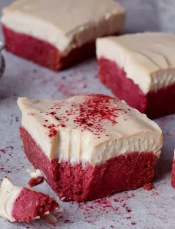 Cremiger Red Velvet Kuchen mit frostiger Glasur und dekorativen Details