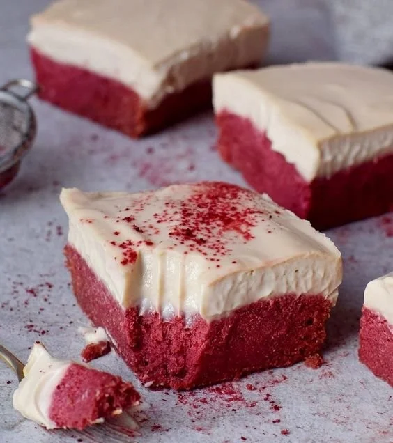 Cremiger Red Velvet Kuchen mit frostiger Glasur und dekorativen Details