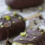 Cremiges veganes Pistazieneis in einer Eiskugel serviert