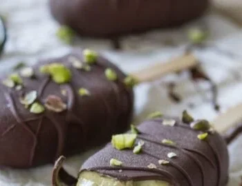 Cremiges veganes Pistazieneis in einer Eiskugel serviert