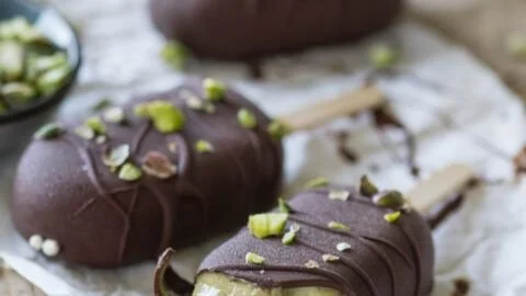 Cremiges veganes Pistazieneis in einer Eiskugel serviert