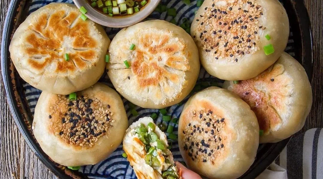Krosse veggie buns mit leckerem Gemüsefüllung auf einem Teller
