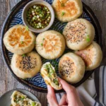 Krosse veggie buns mit leckerem Gemüsefüllung auf einem Teller