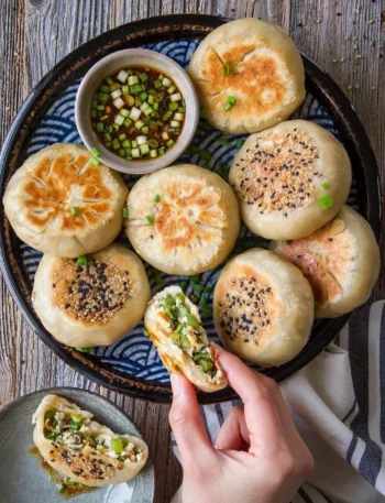 Krosse veggie buns mit leckerem Gemüsefüllung auf einem Teller