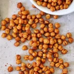 Knusprige Kichererbsen aus der Heißluftfritteuse auf einem Teller serviert
