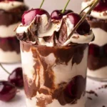 Dekadente Schwarzwälder Dessertbecher mit Schokolade und Kirschen
