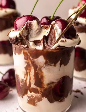 Dekadente Schwarzwälder Dessertbecher mit Schokolade und Kirschen