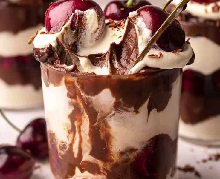 Dekadente Schwarzwälder Dessertbecher mit Schokolade und Kirschen