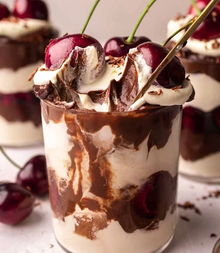 Dekadente Schwarzwälder Dessertbecher mit Schokolade und Kirschen