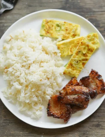 Schüssel mit Knoblauchbratreis (Filipino Sinangag) auf einem Holztisch