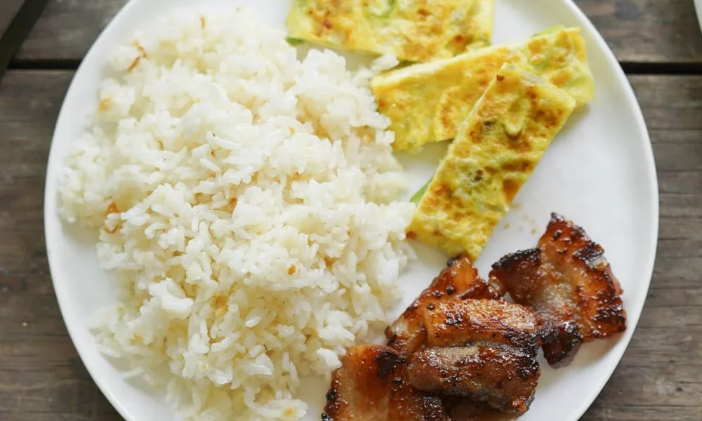 Ein Teller mit köstlichem Knoblauch gebratenem Reis, typisch für Filipino Sinangag.