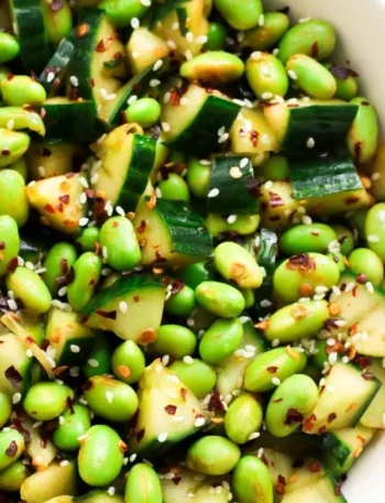 Ein einfacher, schneller japanischer Edamame-Salat mit frischen Zutaten.