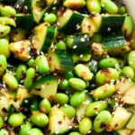 Leckerer japanischer Edamame-Salat in einer Schale angerichtet