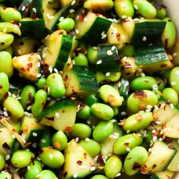 Leckerer japanischer Edamame-Salat in einer Schale angerichtet