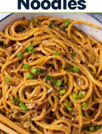 Vegane Knoblauchnudeln auf einem Teller serviert mit frischem Basilikum.