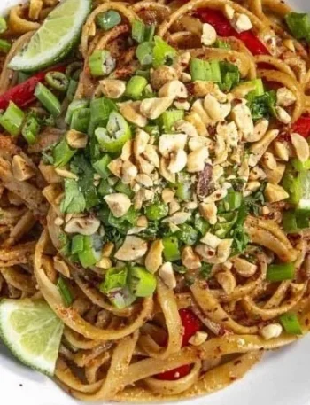 Leckere und gesunde vegane Frühstücksideen auf einem Tisch angerichtet