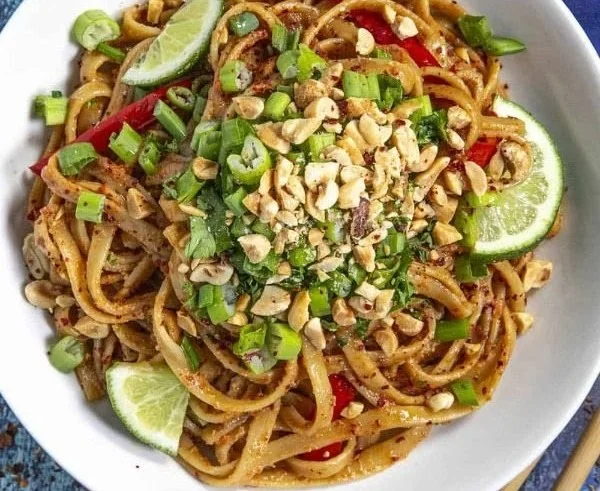 Leckere und gesunde vegane Frühstücksideen auf einem Tisch angerichtet