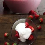 Erdbeer-Eiskonfekt auf einem Teller mit frischen Erdbeeren