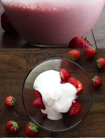 Erdbeer-Eiskonfekt auf einem Teller mit frischen Erdbeeren