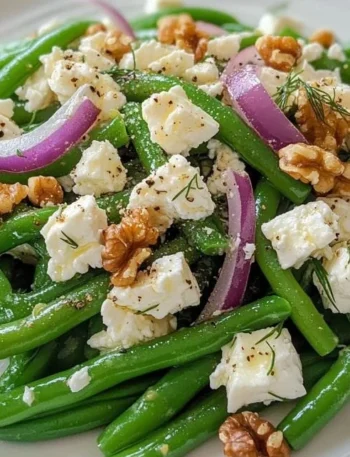 Erfrischender grüner Bohnen-Feta-Salat in einer Schüssel angerichtet
