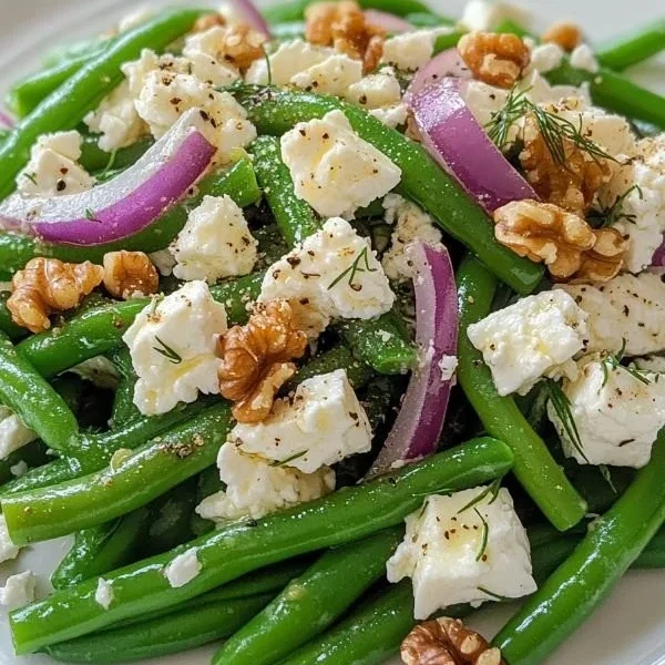 Erfrischender grüner Bohnen-Feta-Salat in einer Schüssel angerichtet
