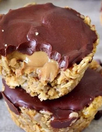 Frühstücks-Granola-Tassen mit frischen Zutaten und leckerem Geschmack