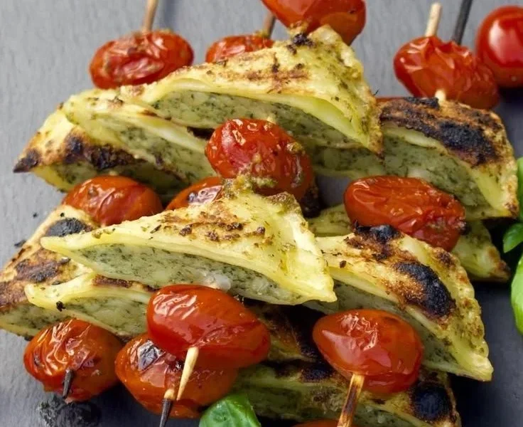 Gegrillte Maultaschen-Spieße auf einem Grill mit Gemüse