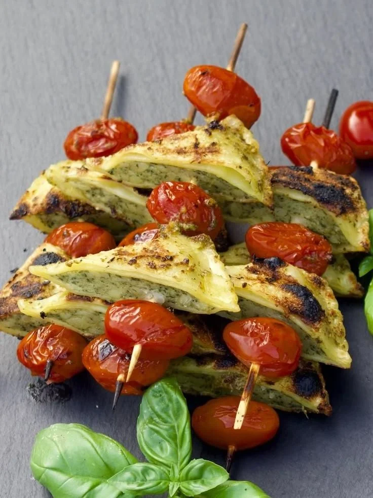 Gegrillte Maultaschen-Spieße auf einem Grill mit Gemüse