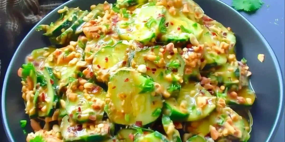 Glutenfreier würziger Erdnuss-Gurken-Salat mit frischen Zutaten