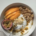 Gesunde Granola-Schüssel mit frischen Früchten für ein leckeres Frühstück