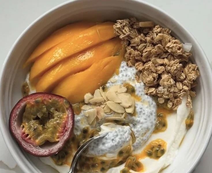 Gesunde Granola-Schüssel mit frischen Früchten für ein leckeres Frühstück