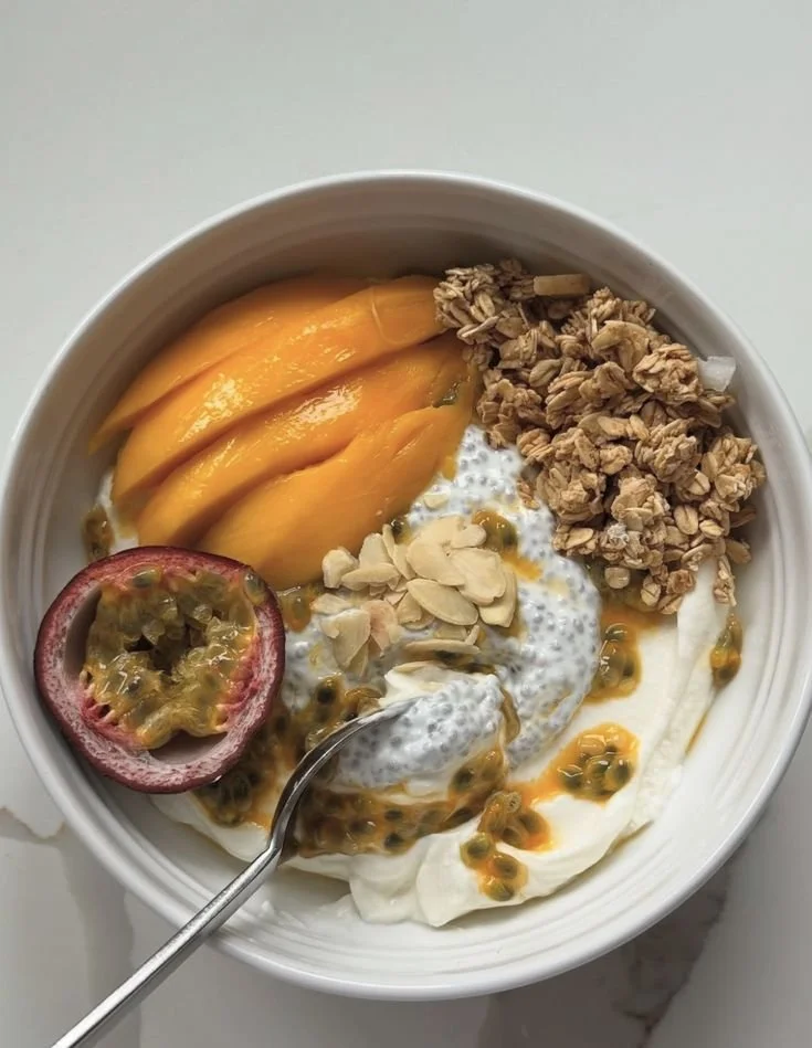 Gesunde Granola-Schüssel mit frischen Früchten für ein leckeres Frühstück