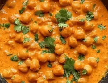 Schüssel mit leichtem Butter-Kichererbsen-Curry
