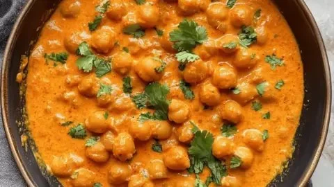 Schüssel mit leichtem Butter-Kichererbsen-Curry