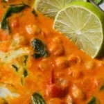 Creme Kichererbsen Curry mit Gewürzen und frischem Gemüse