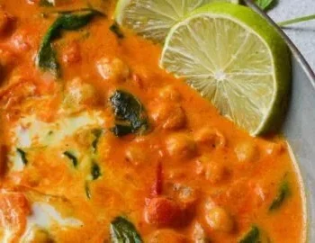 Creme Kichererbsen Curry mit Gewürzen und frischem Gemüse