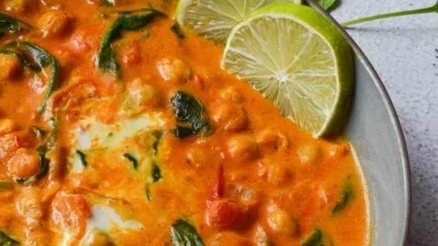 Creme Kichererbsen Curry mit Gewürzen und frischem Gemüse