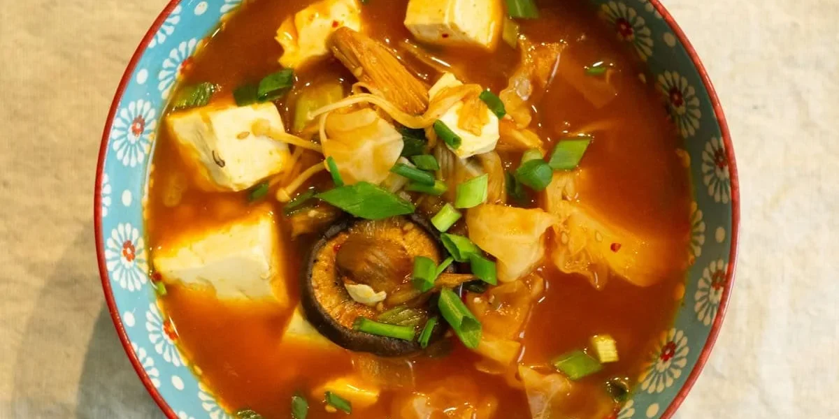 Veganes Kimchi Jjigae, ein würziger koreanischer Eintopf mit Tofu und Gemüse.