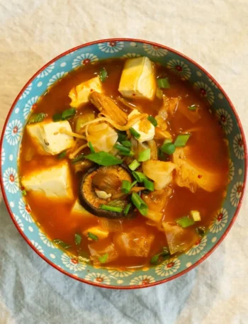 Veganes Kimchi Jjigae, ein würziger koreanischer Eintopf mit Tofu und Gemüse.