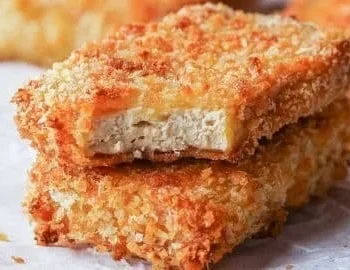Knuspriger Panko-Tofu im Ofen auf einem Teller serviert