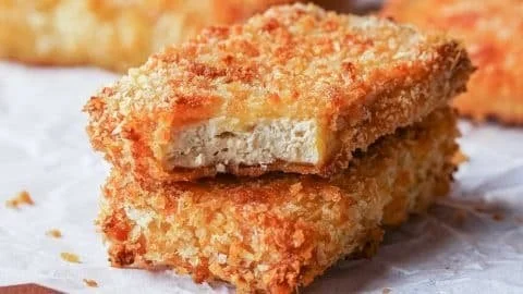 Knuspriger Panko-Tofu im Ofen auf einem Teller serviert