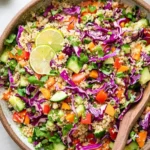 Knuspriger Thai-Quinoa-Salat mit frischen Zutaten und aromatischen Gewürzen