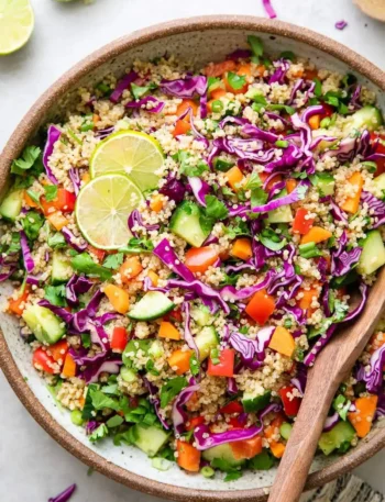 Knuspriger Thai-Quinoa-Salat mit frischen Zutaten und aromatischen Gewürzen