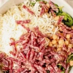 La Scala Chopped Salad mit frischen Zutaten und Dressing.