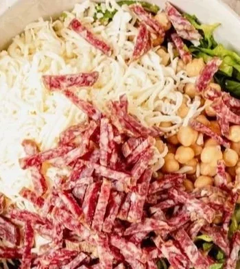 La Scala Chopped Salad mit frischen Zutaten und Dressing.
